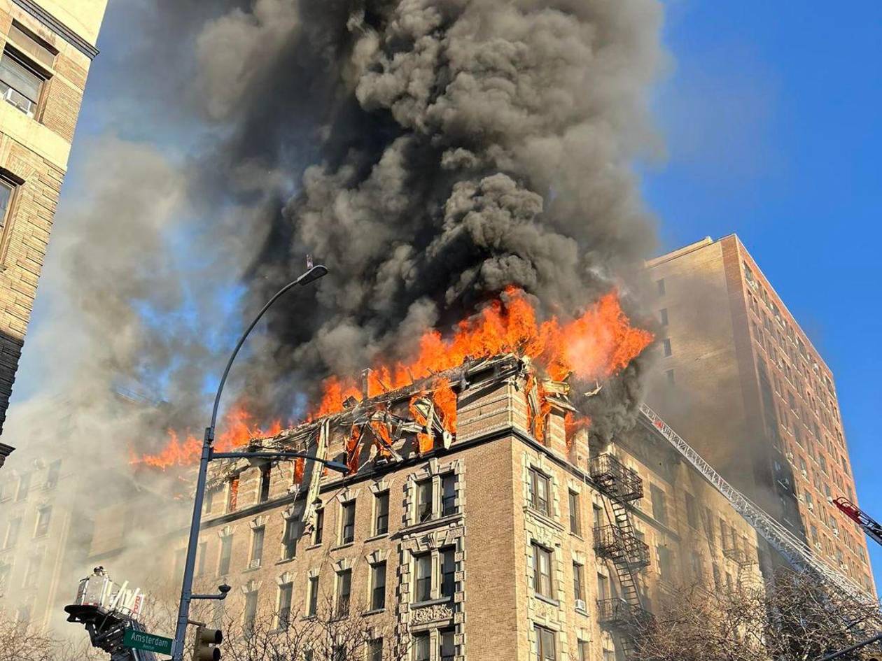 Al menos tres heridos leves en un grave incendio en edificio de viviendas de Nueva York