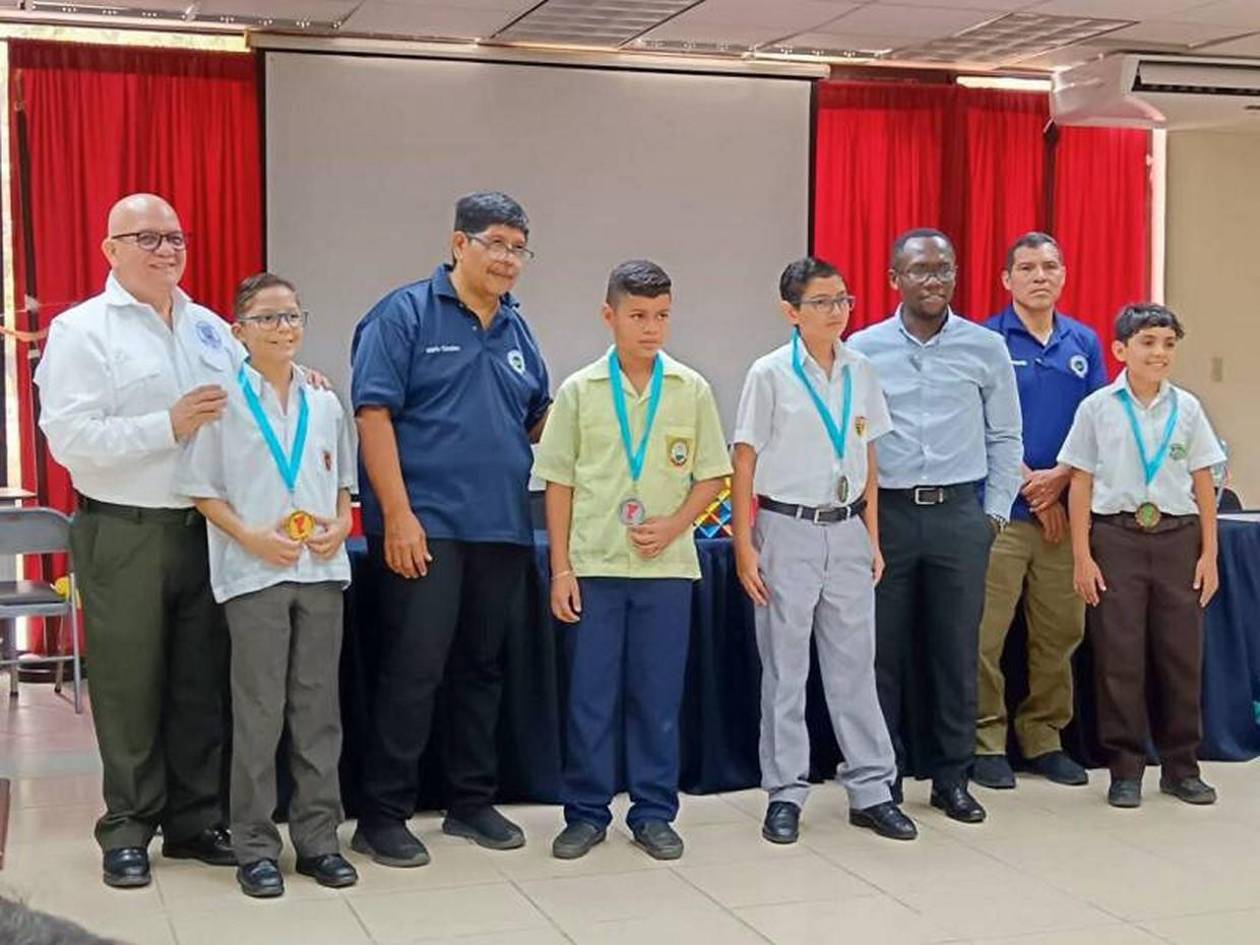 UPNFM realiza homenaje a estudiantes brillantes en matemáticas