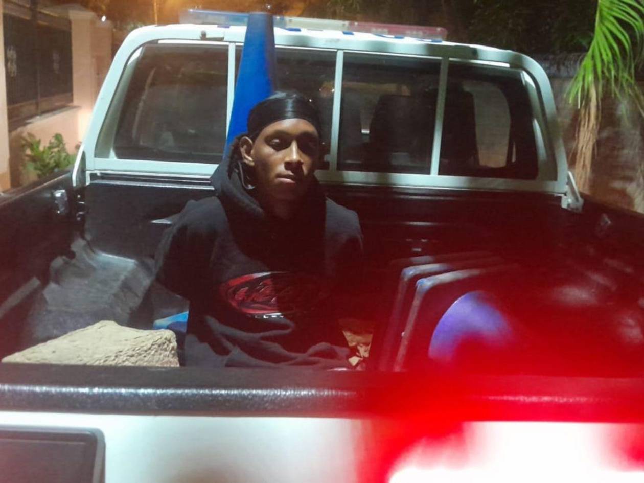 Madre entrega a su hijo tras ver video donde golpeaba a un adulto mayor en Roatán