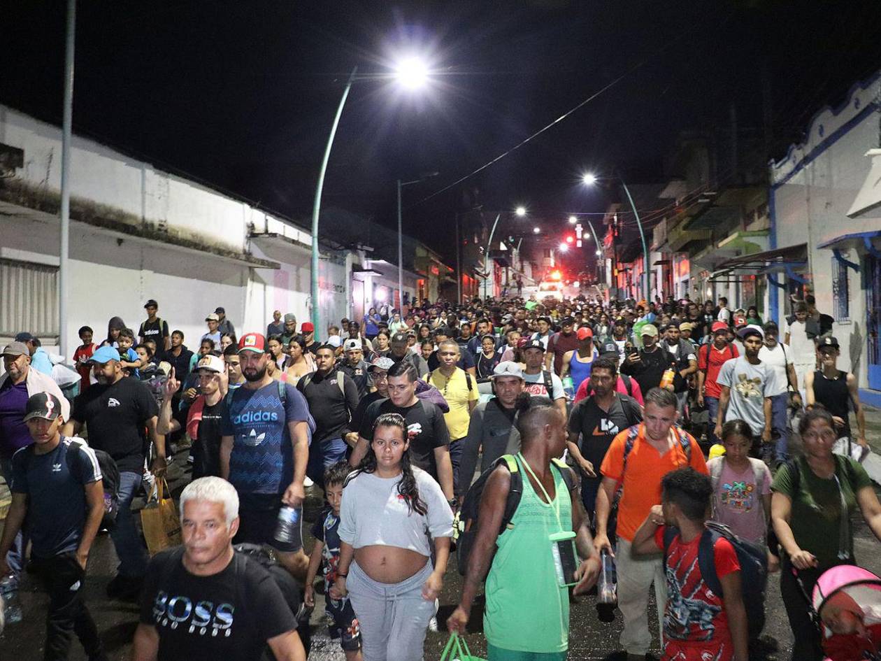 Cientos de migrantes salen en caravana del sur de México pero ya no buscan llegar a EE.UU.