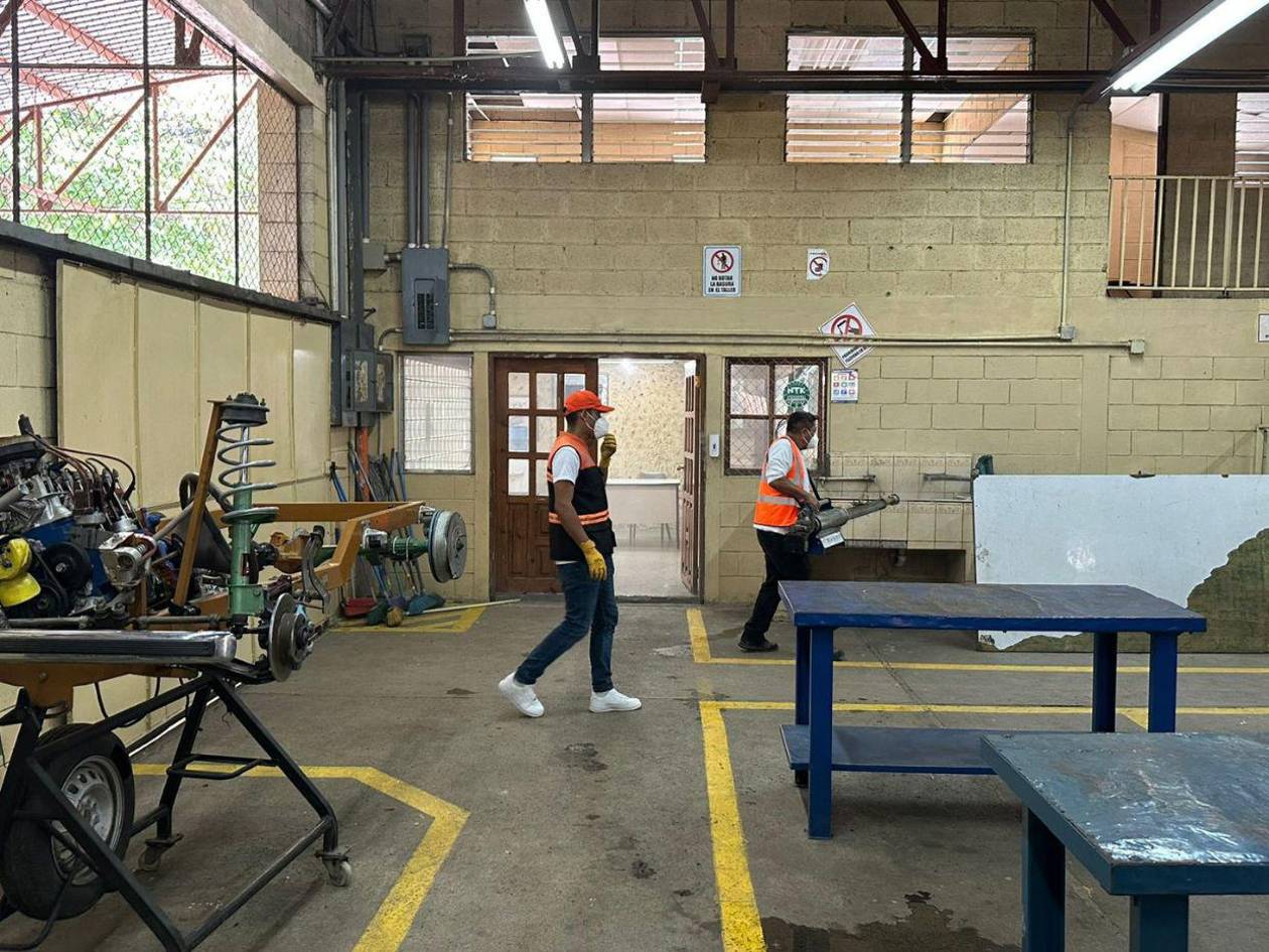 Fumigan más de 100 centros educativos del Distrito Central por el dengue