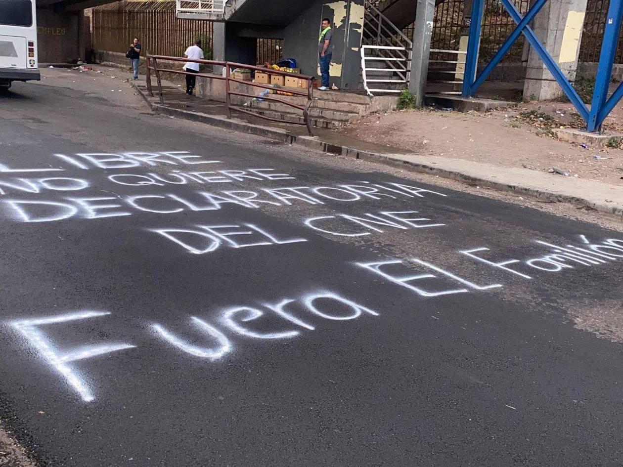 Libre no quiere declaratoria del CNE: El mensaje que amaneció en las calles de la capital