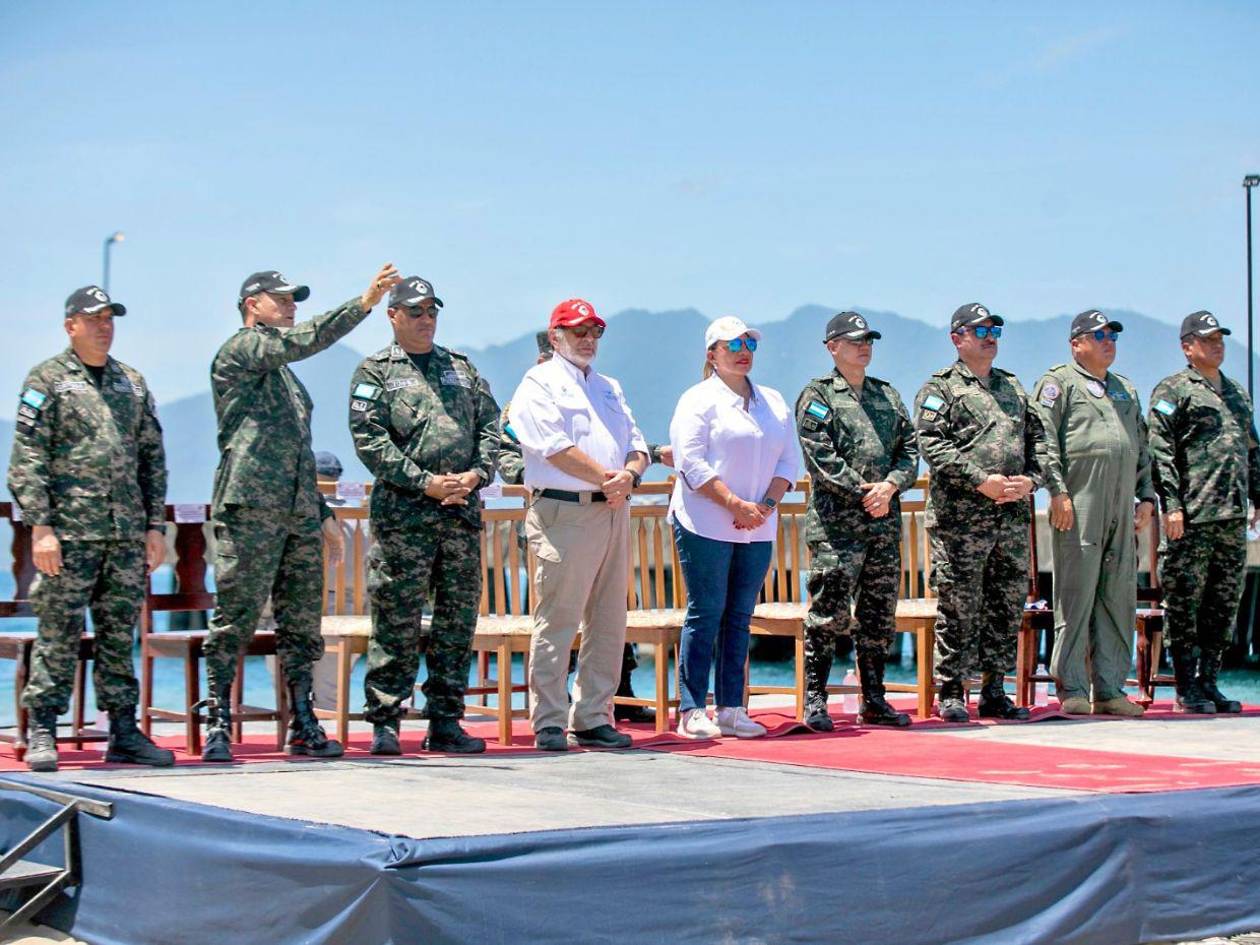 Xiomara Castro asiste a graduación de buzos y anuncia inversión vial a través de acuerdo con España