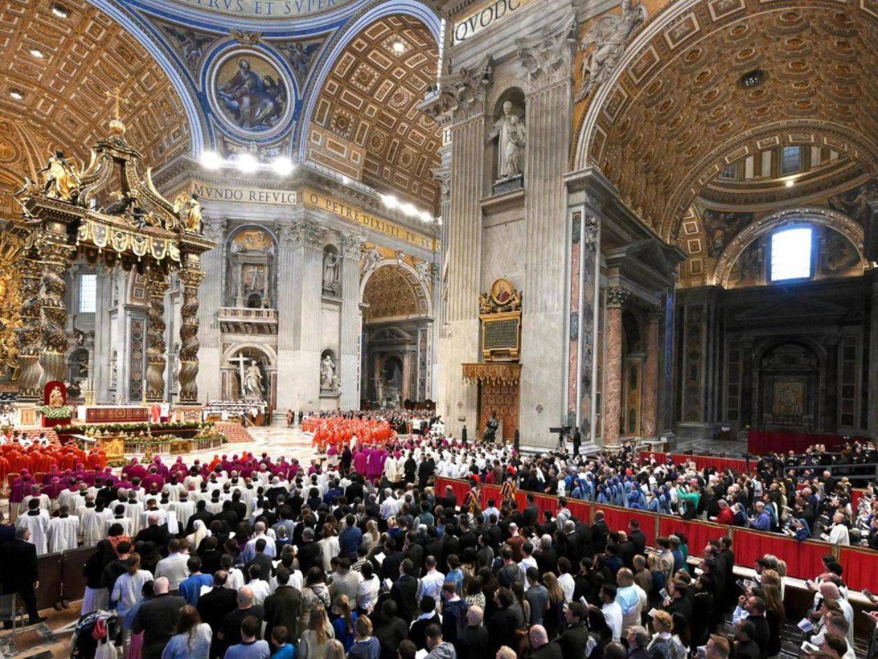 Bajo un cielo nublado y fuerte vigilancia, el Vaticano dará inicio al cónclave por un nuevo pontífice