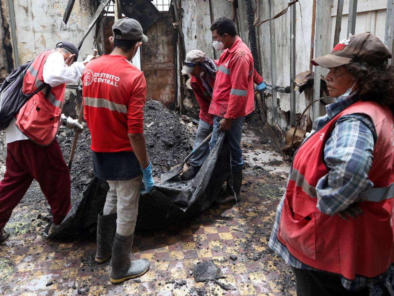 Siguen colapsando las paredes de los edificios donde funcionaba Chinda Díaz y los otros negocios
