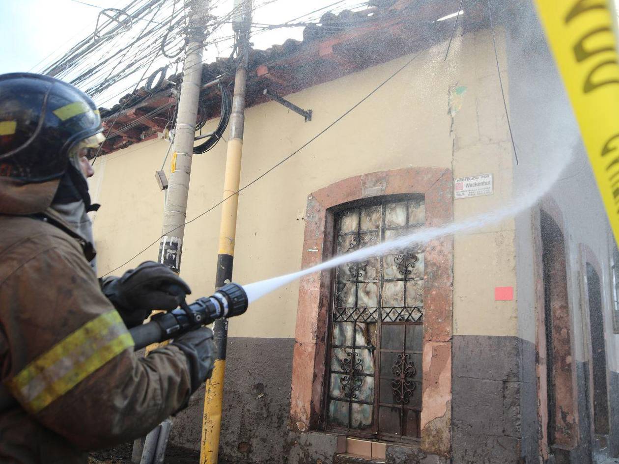 ¿Qué provocó el incendio que consumió 8 negocios en el centro histórico?: esto se sabe