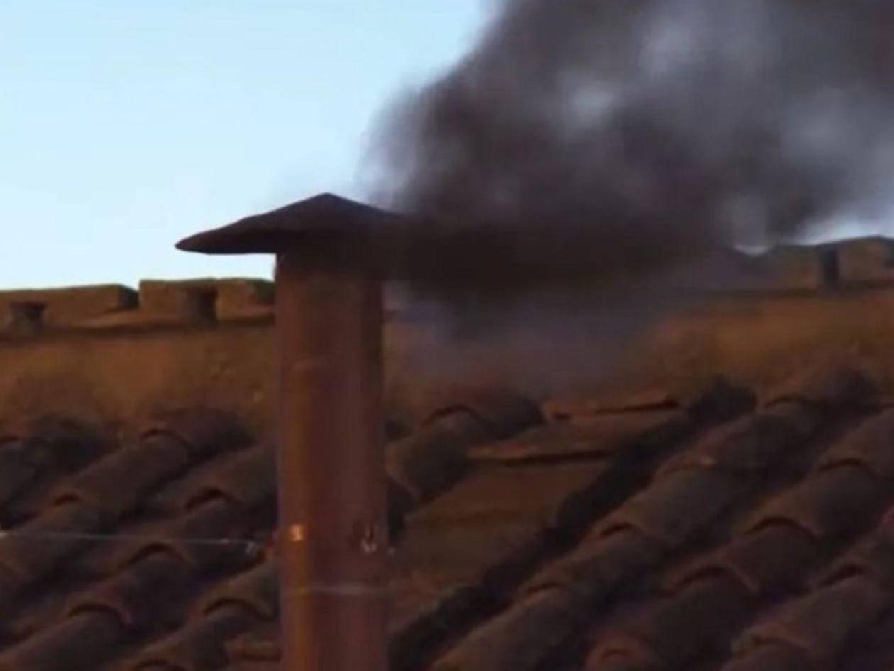 Tras tres votaciones, cardenales aún no eligen al nuevo papa