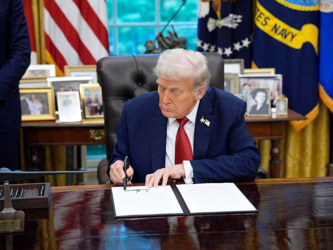 Trump firma acuerdo para garantizar funcionamiento seguro de TikTok en EE UU