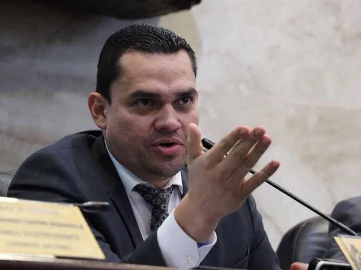 Tomás Zambrano acusa a Libre de fabricar audios falsos con inteligencia artificial