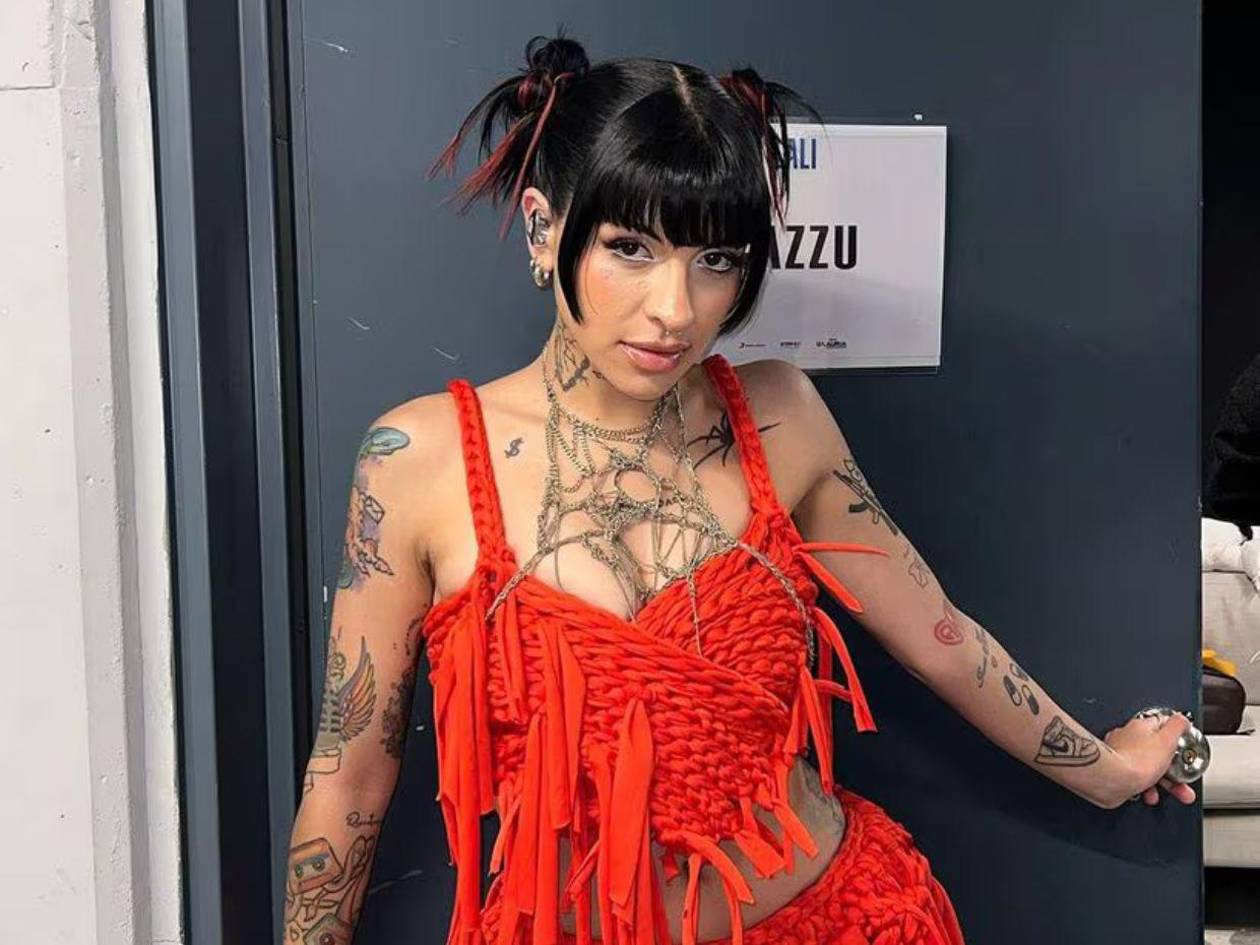 Cazzu se ‘besa’ en público con amigo que la apoyó tras ruptura con Nodal