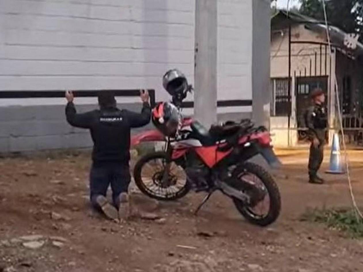 Hondureño eleva oración frente al CLE, previo al inicio de las elecciones