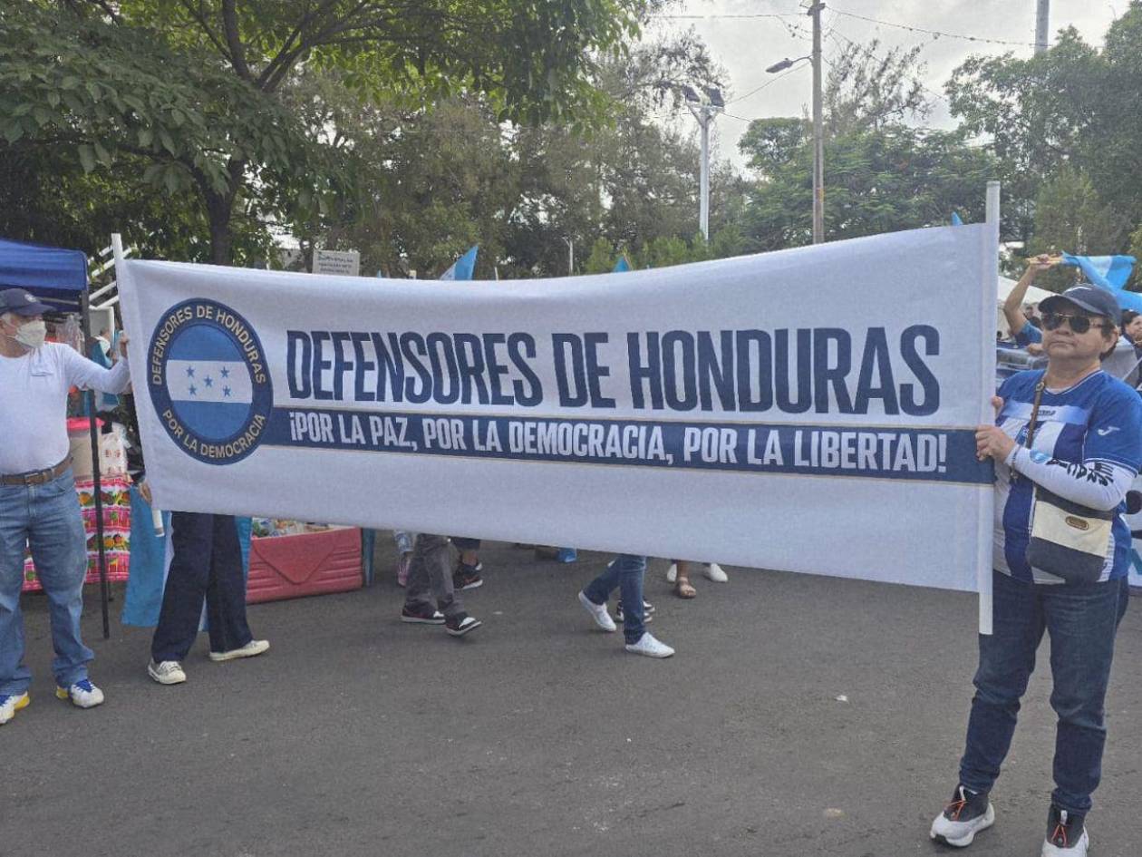 Defensores de Honduras realizan plantón para pedir a las FFAA respeto a la Constitución