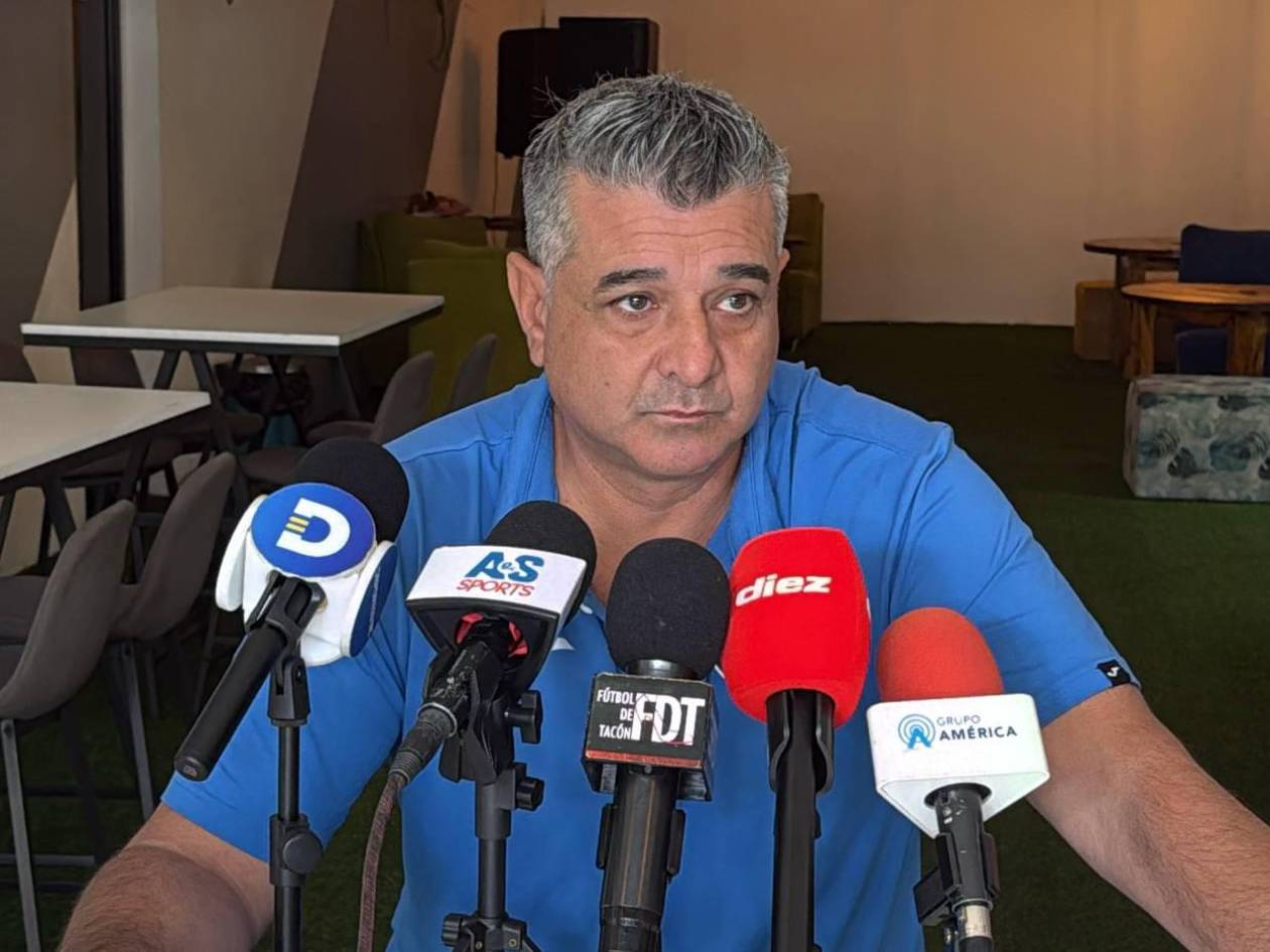 Diego Vázquez revela por qué se hizo el cambio de uniforme que retrasó el partido ante Victoria