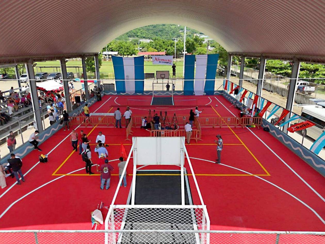 Presidenta Xiomara Castro inaugura una moderna cancha en Chamelecón