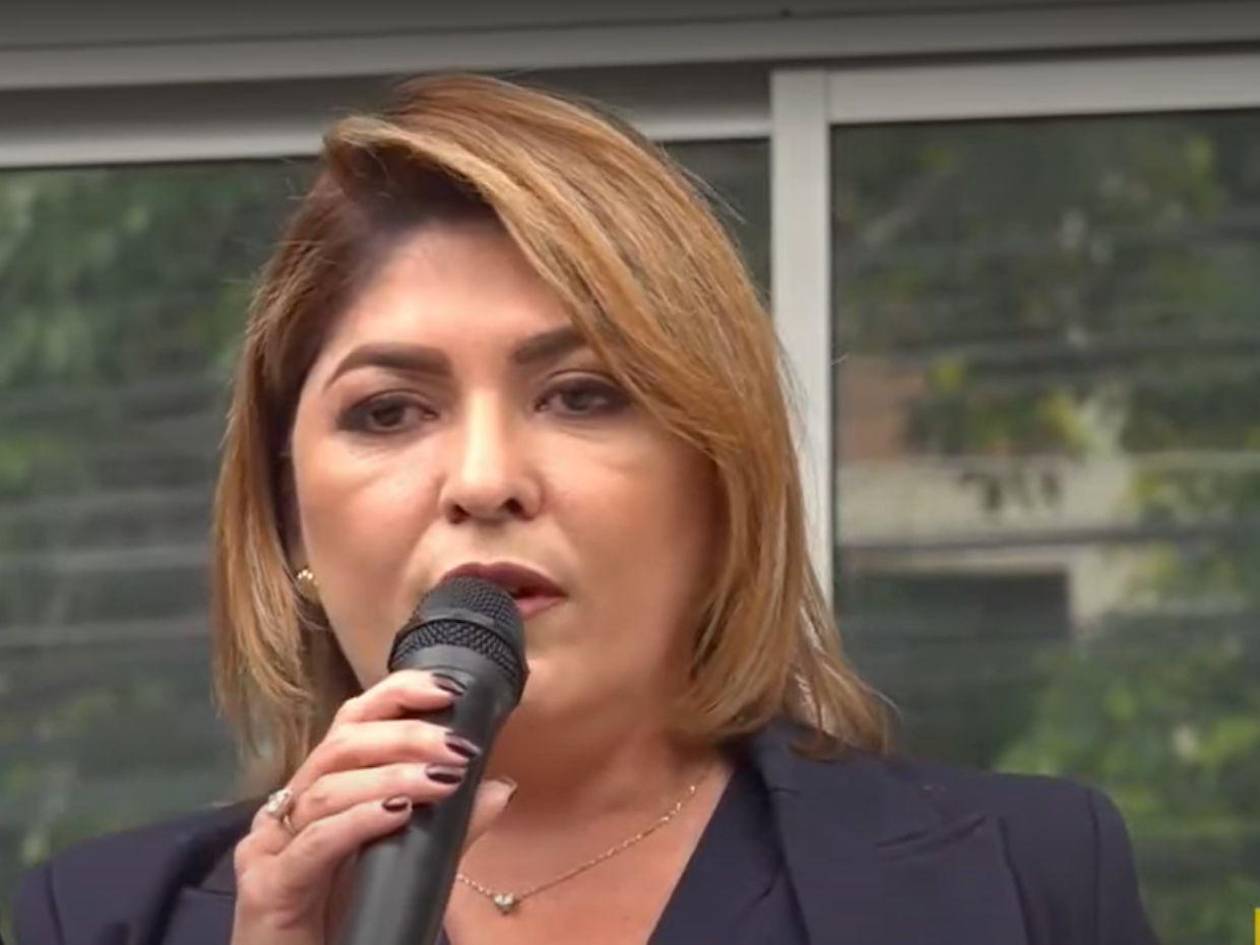 Angélica Smith entrega al Ministerio Público renuncia de Ana Paola Hall para investigación