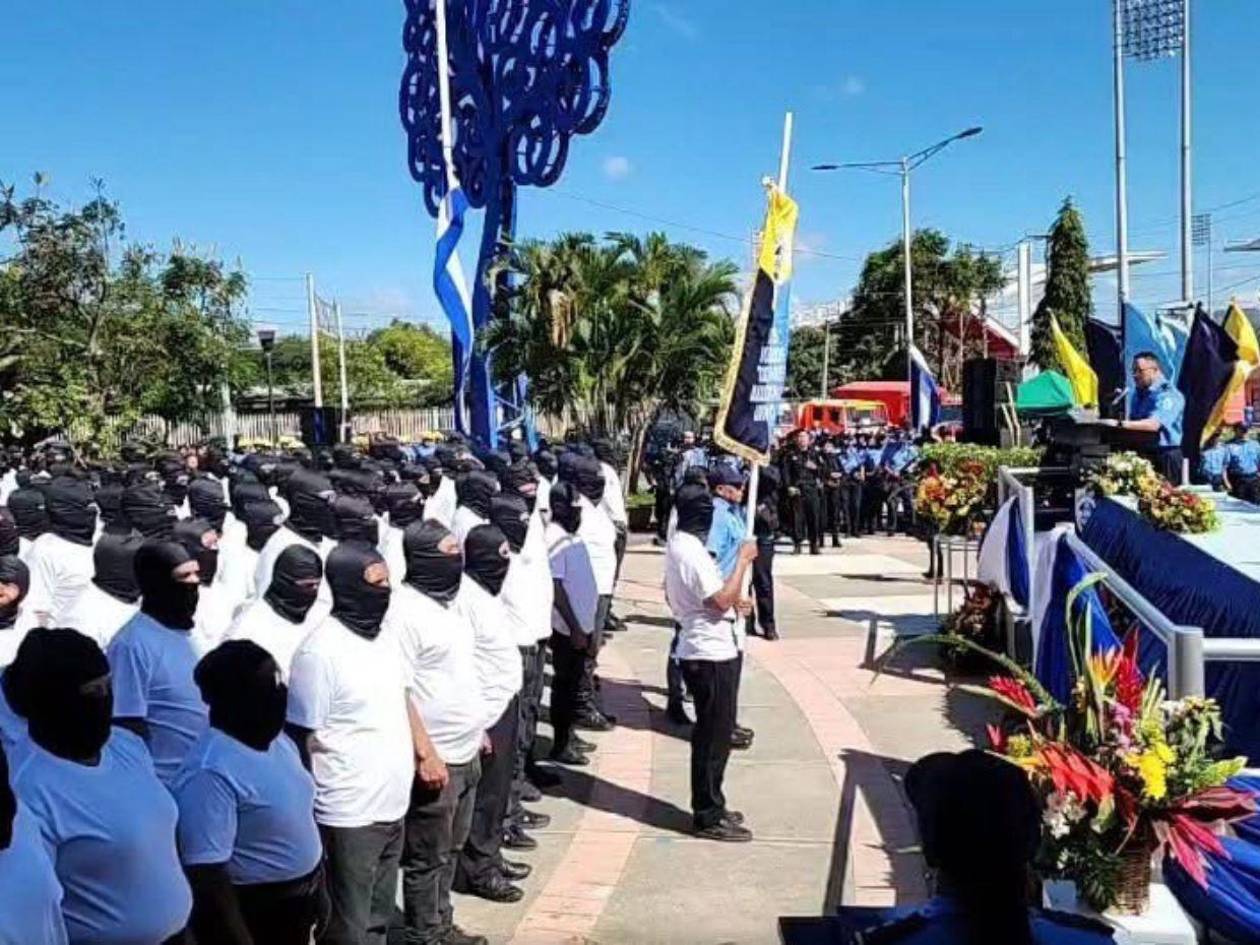 Nicaragua inicia juramentación de más de 2,500 policías voluntarios encapuchados