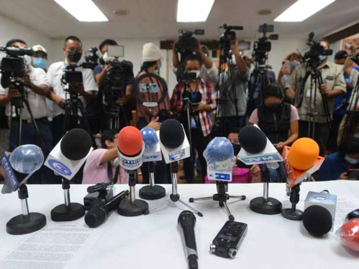 Un periodista denuncia acoso policial en su lugar de residencia en El Salvador