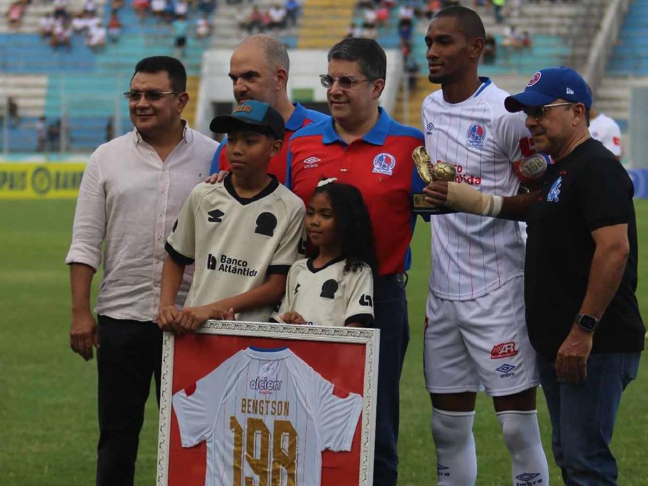 Así fue el homenaje a Bengtson tras convertirse en máximo goleador de Liga Nacional