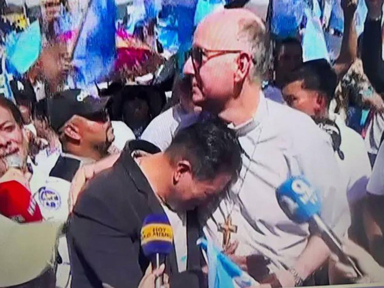 Monseñor Vicente Nácher consuela al pastor Gerardo Irías conmovido por la multitudinaria caminata