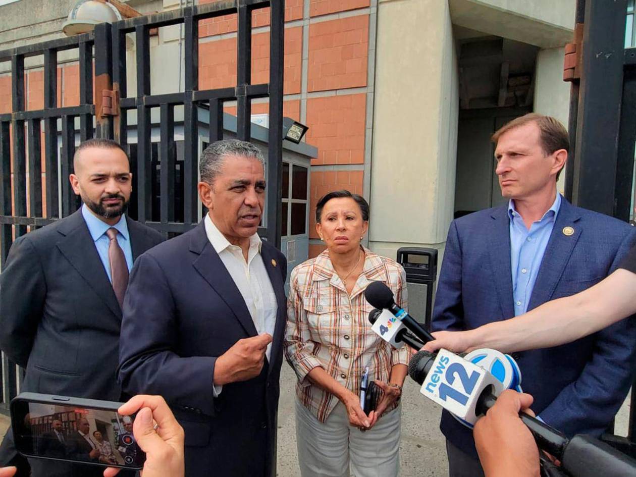 Agentes federales impiden ingreso de congresistas a cárcel con inmigrantes