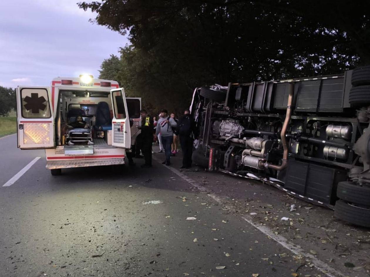 Una menor muerta y 22 heridos deja volcamiento de bus de un equipo de fútbol en Colombia