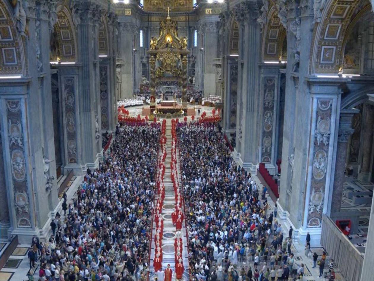 ¿Cuántas personas asistieron a la misa 'Pro eligendo pontifice' en el Vaticano?