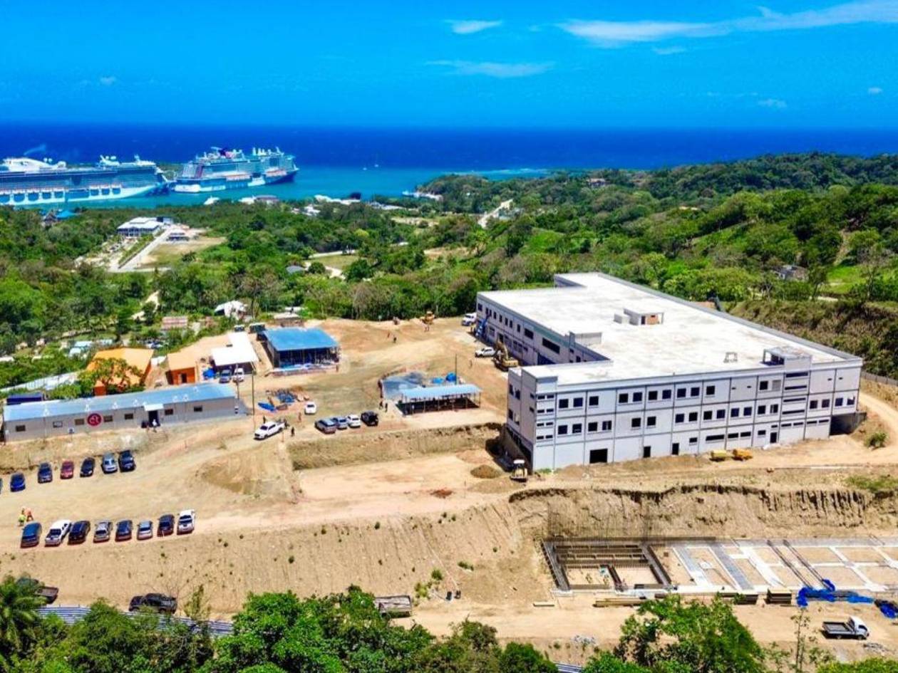 Inspección: Avanza en un 90% la remodelación del aeropuerto de Roatán