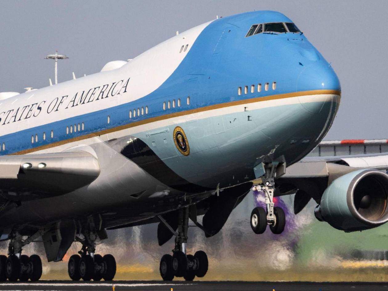 Un piloto es reprendido por volar cerca del Air Force One de Trump: Presta atención, deja el iPad