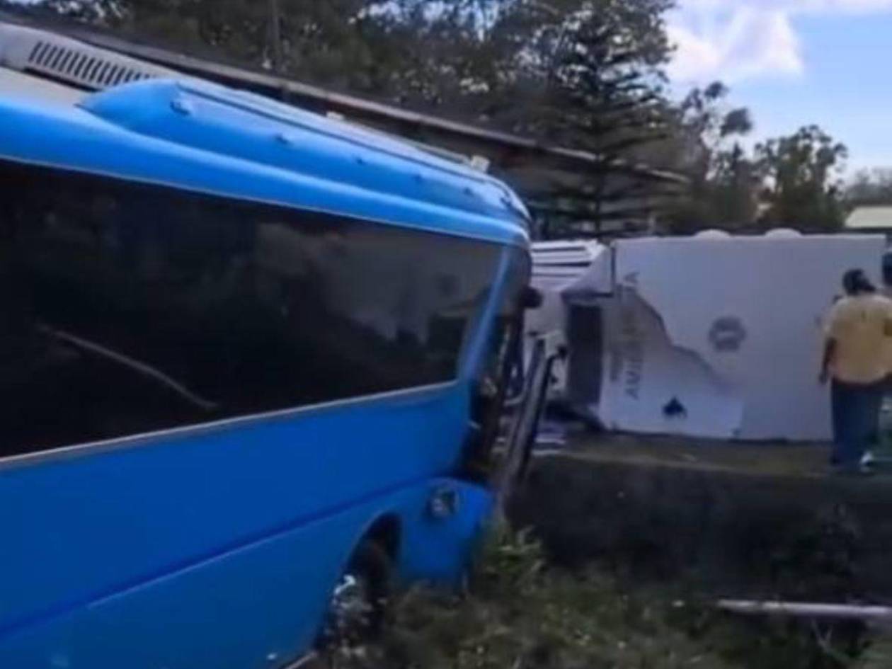 Accidente entre bus interurbano y ambulancia deja varios heridos en la CA-5
