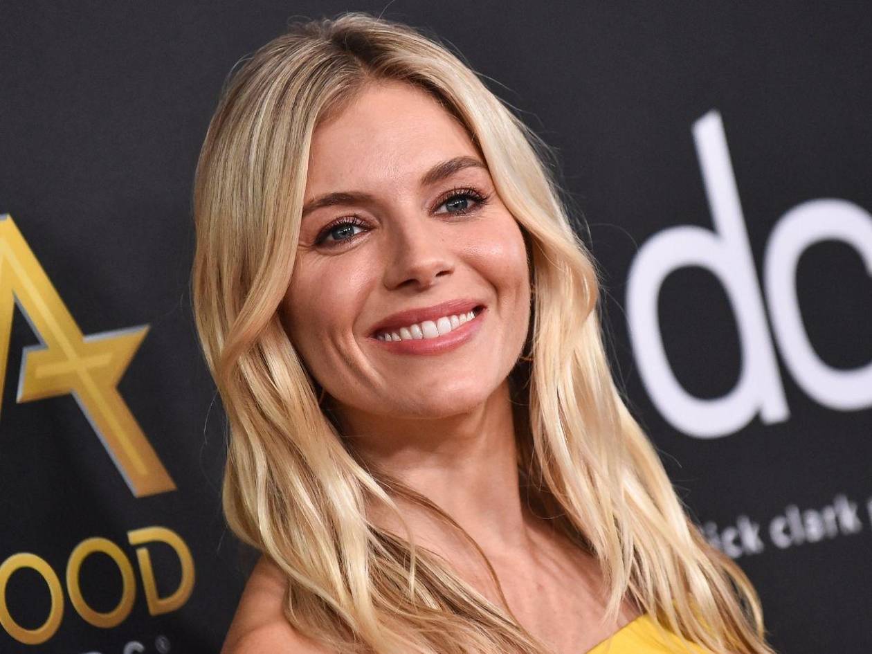 Sienna Miller anuncia su embarazo en la alfombra de los British Fashion Awards