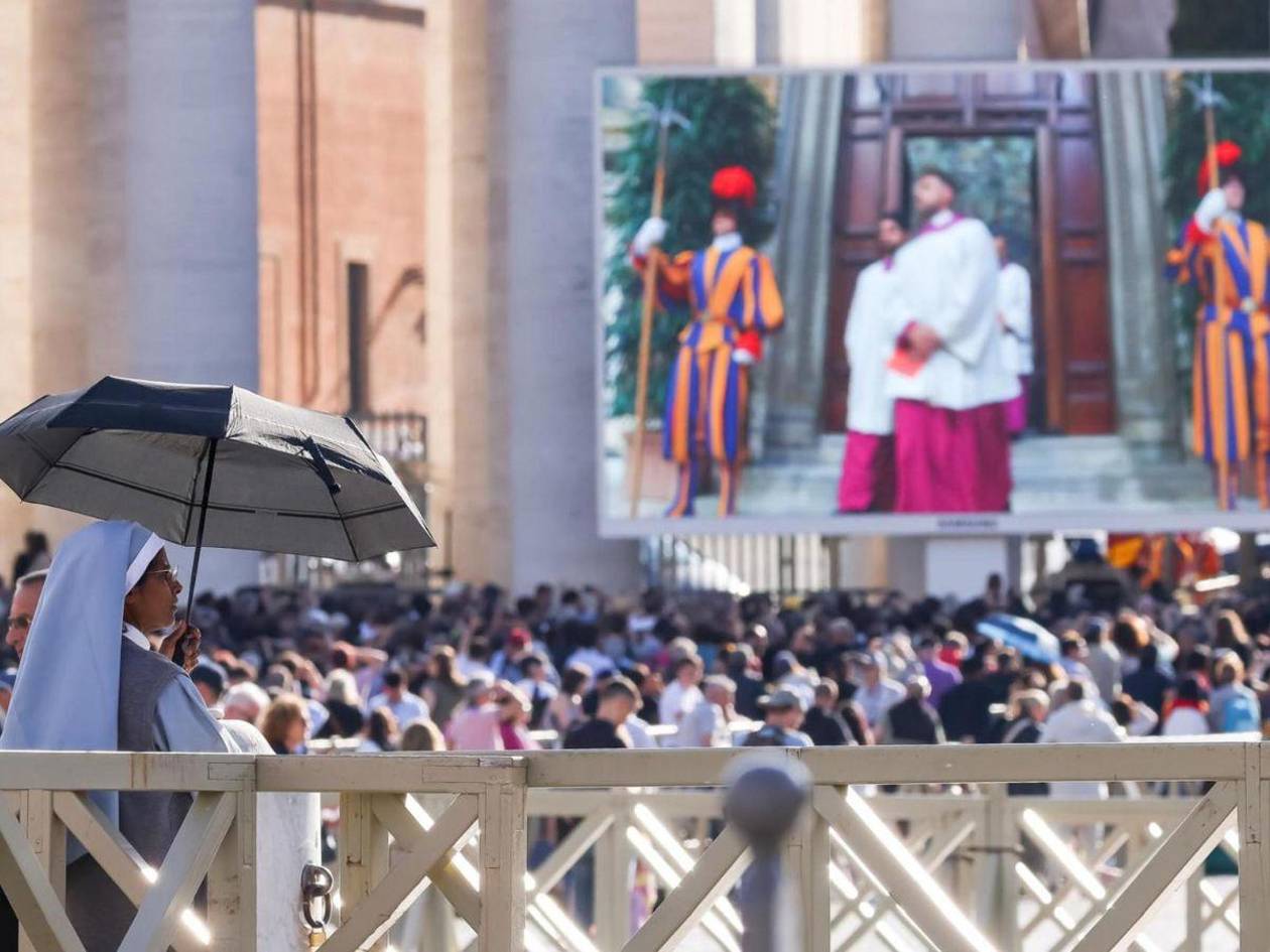 Más de 40,000 personas claman “¡Habemus Papam!” tras la fumata blanca