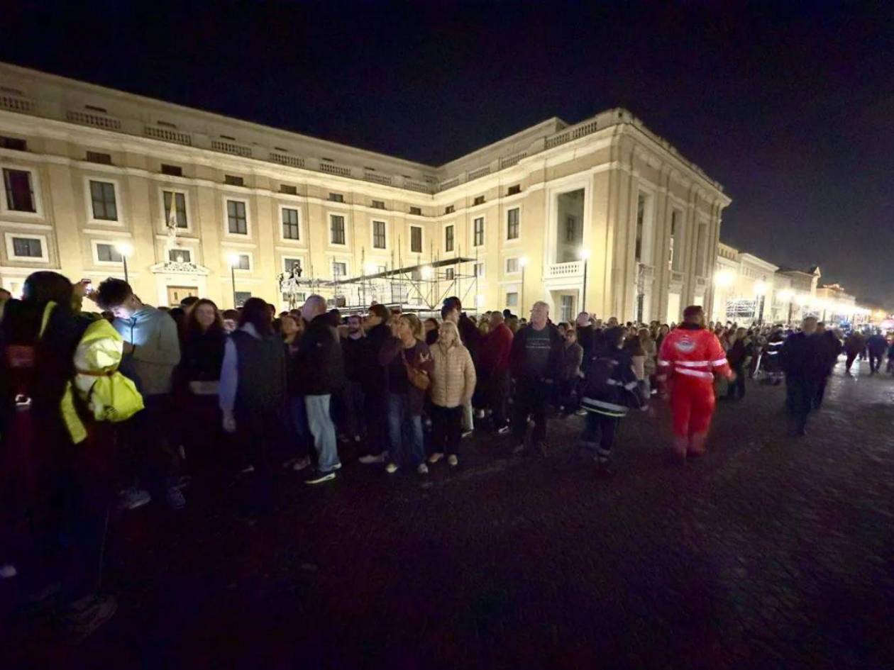 A medianoche siguen las filas con miles de fieles para despedir al papa Francisco