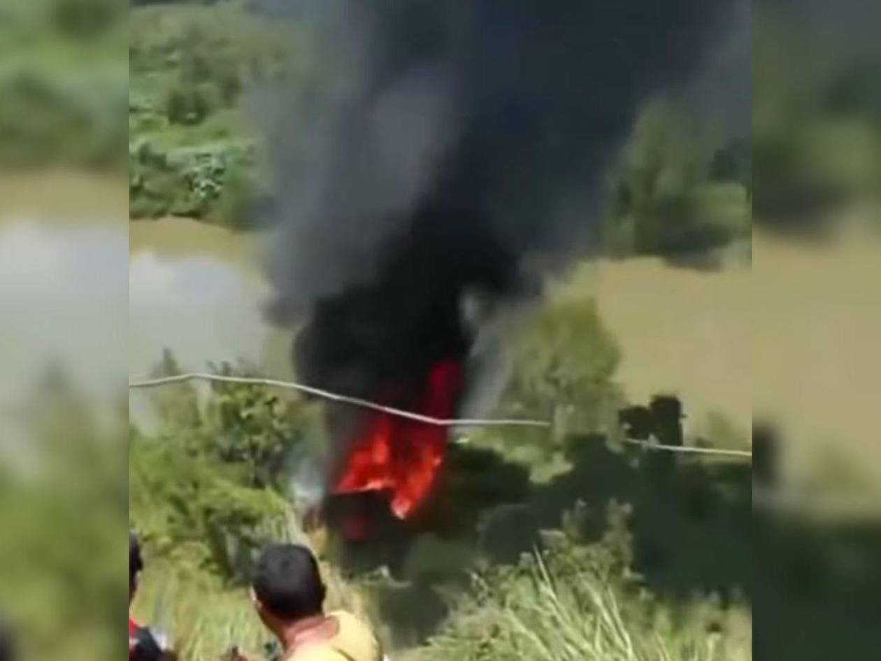 Bus cae en hondonada en Cofradía y deja varias víctimas; la unidad se incendió