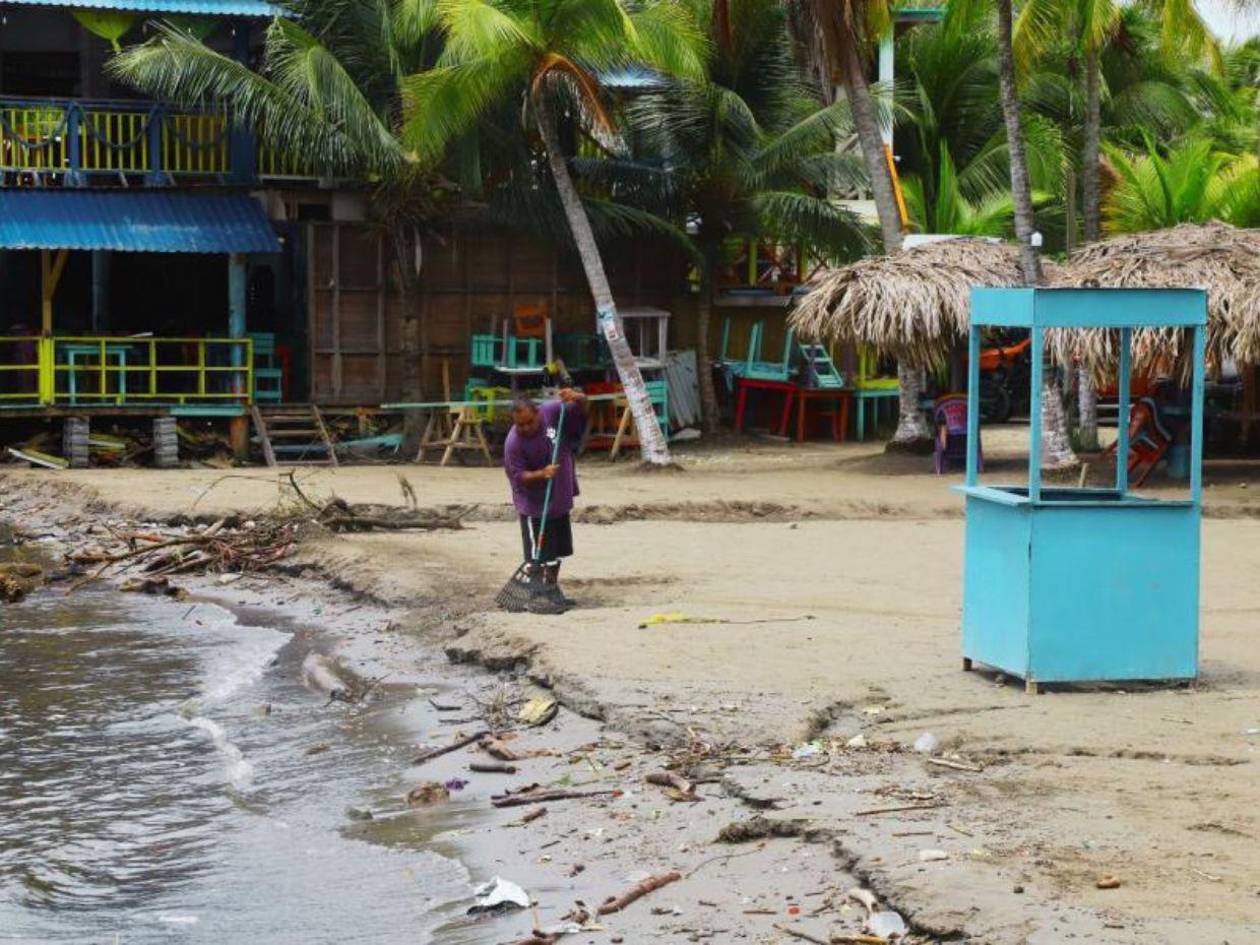 Omoa lleva 11 años luchando contra la basura que llega desde Guatemala
