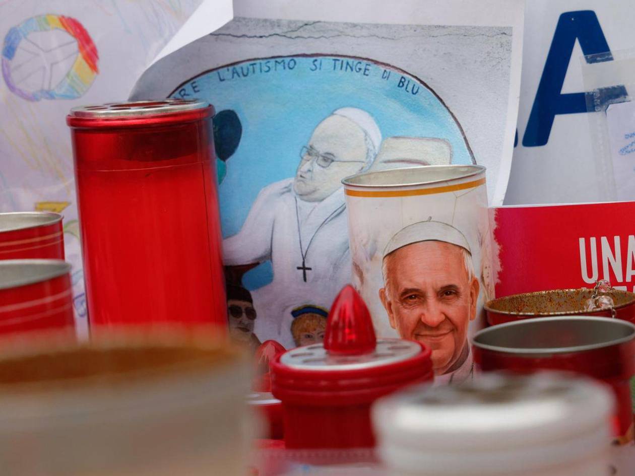 Papa Francisco pasa el día en reposo hospitalario y estable