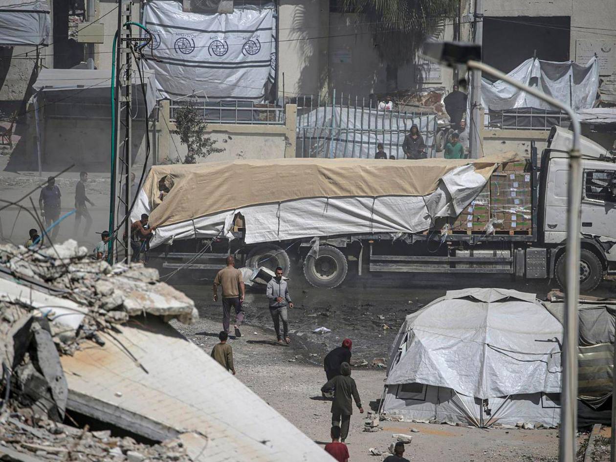 Israel mata a nueve personas en ataque a escuela en Gaza; entre las víctimas hay un periodista