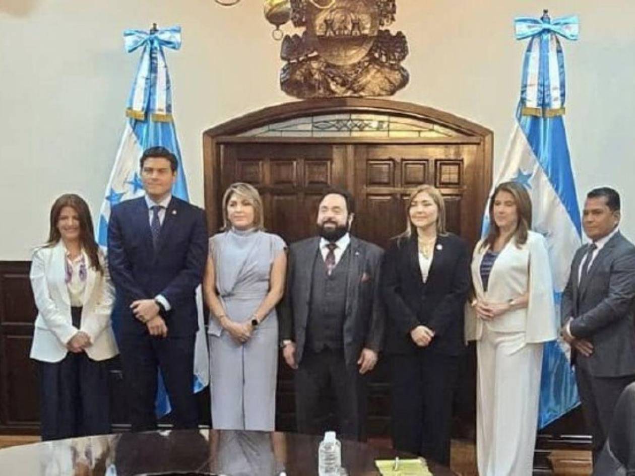 ¿Quién es Carlos Enrique Cardona, el suplente citado por Cossette López en ausencia de Marlon Ochoa?