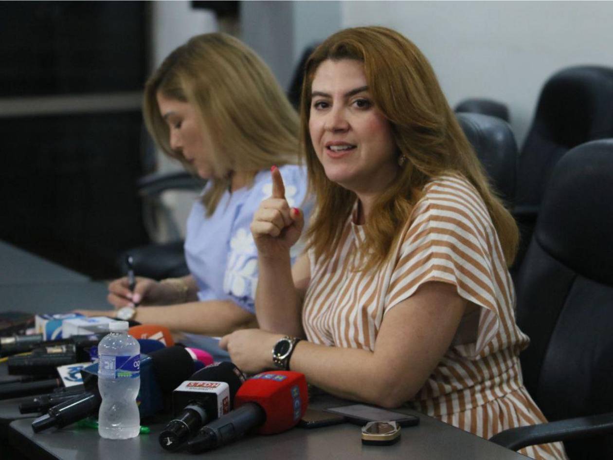 López reta a Ochoa: ¿En qué parte de la ley dice que la verificación debe ser por computadora?