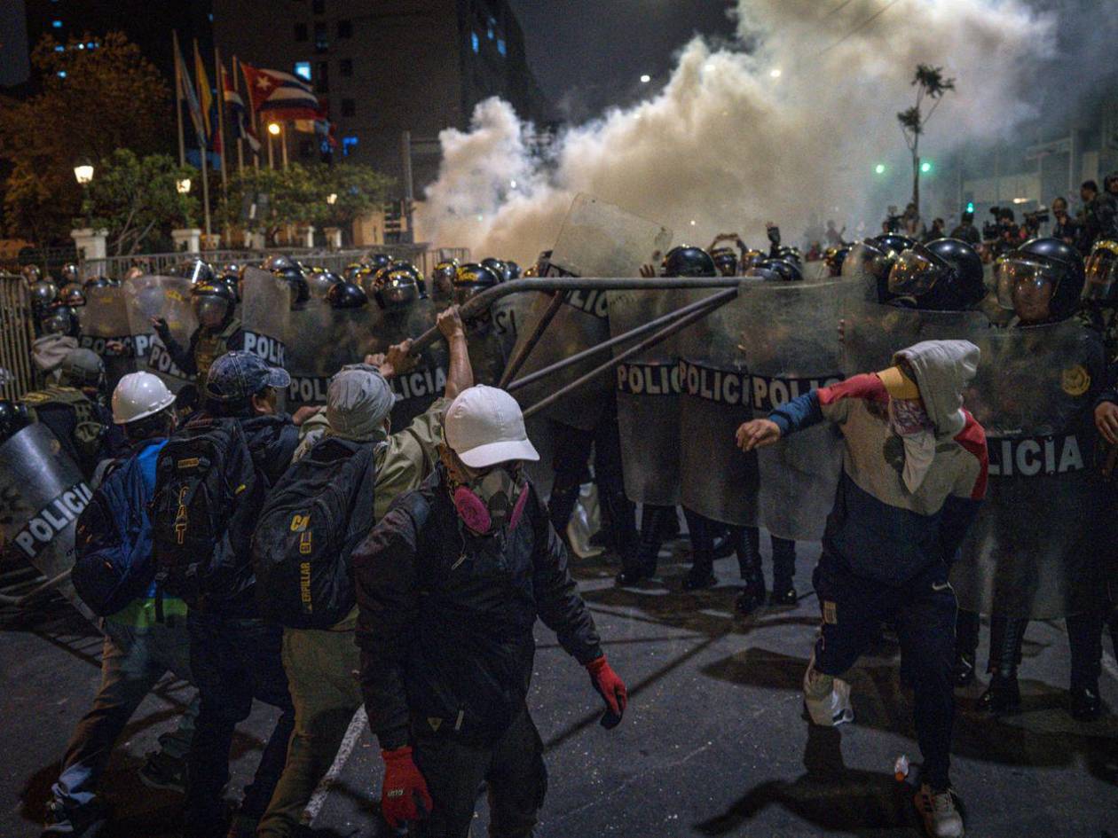 Miles de personas se unen a marchas de protesta contra el gobierno y el Congreso en Perú