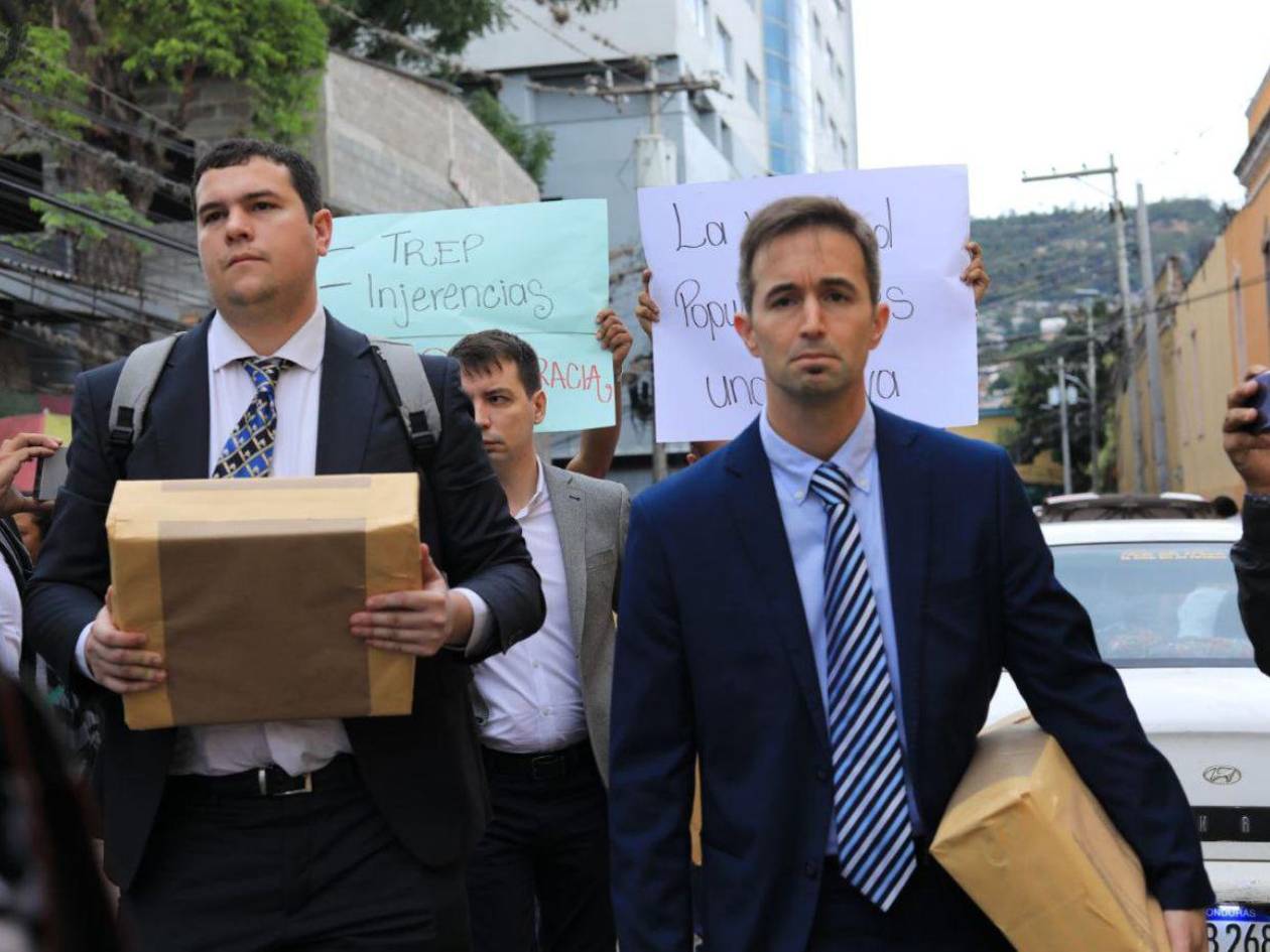 Postergan entrega de ofertas del TREP tras protestas de colectivos de Libre