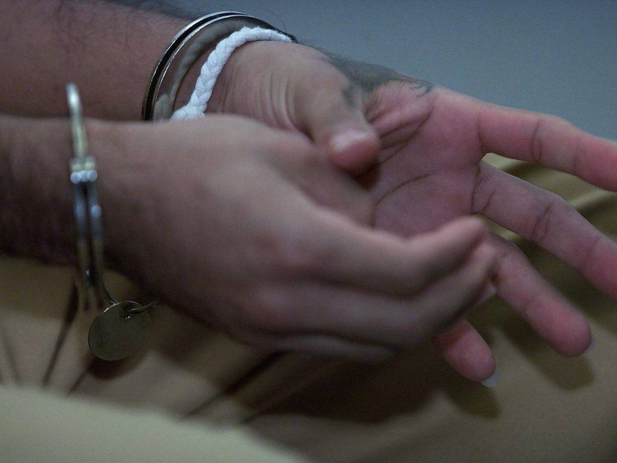 Arrestan a exjuez de Nuevo México por encubrir a inmigrante venezolano