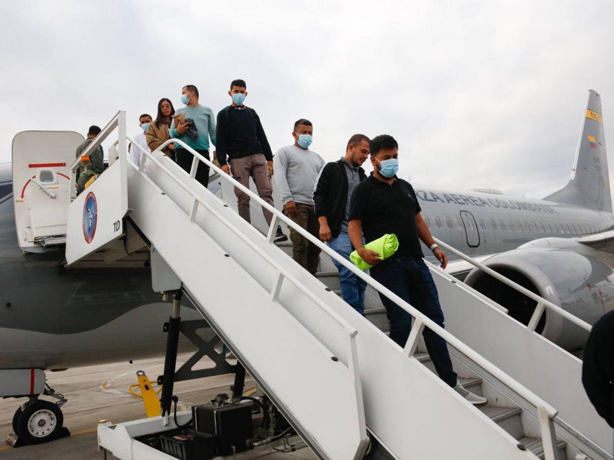 Gustavo Petro comparte fotos de los primeros colombianos deportados por EUA