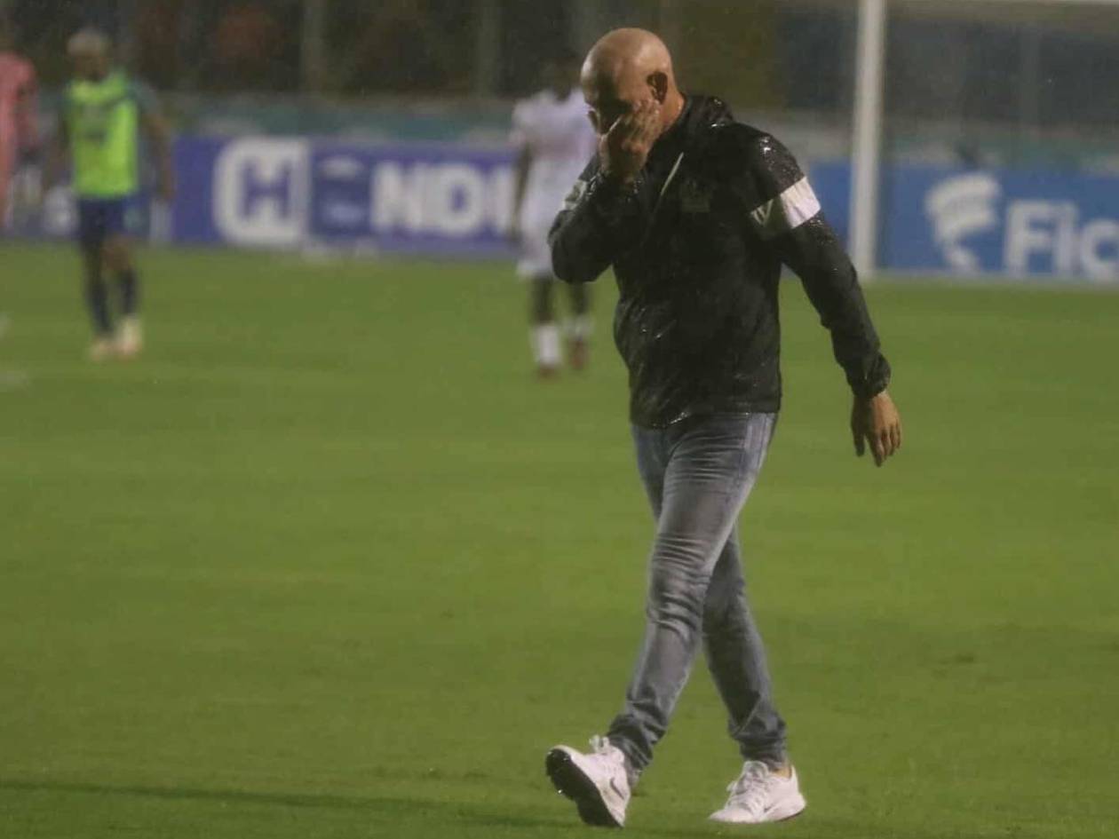 Espinel explica qué pasa con Edwin Rodríguez y se refiere a mano de Güity dentro del área