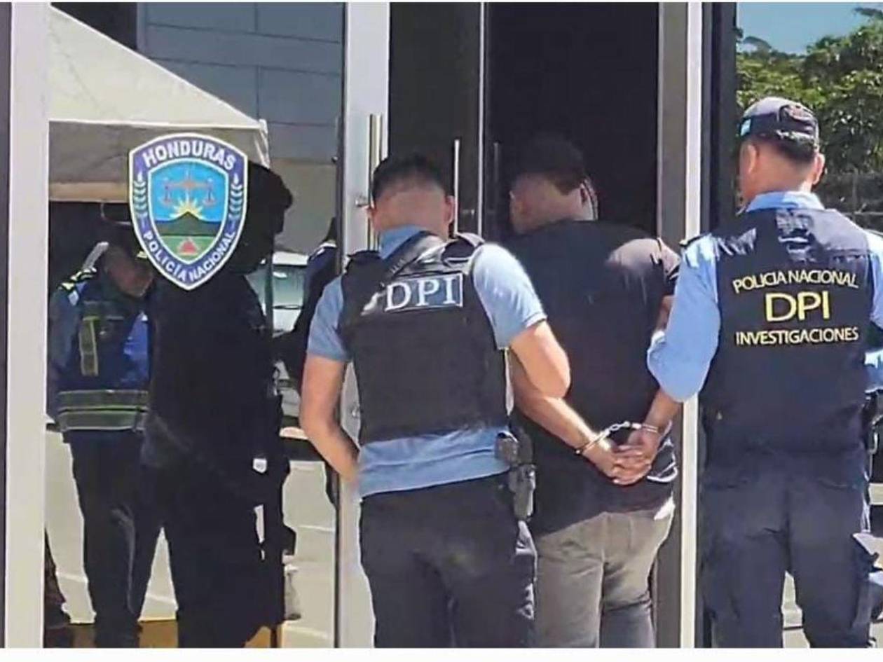 A prisión envían a policía municipal acusado de matar a dos mujeres en La Lima