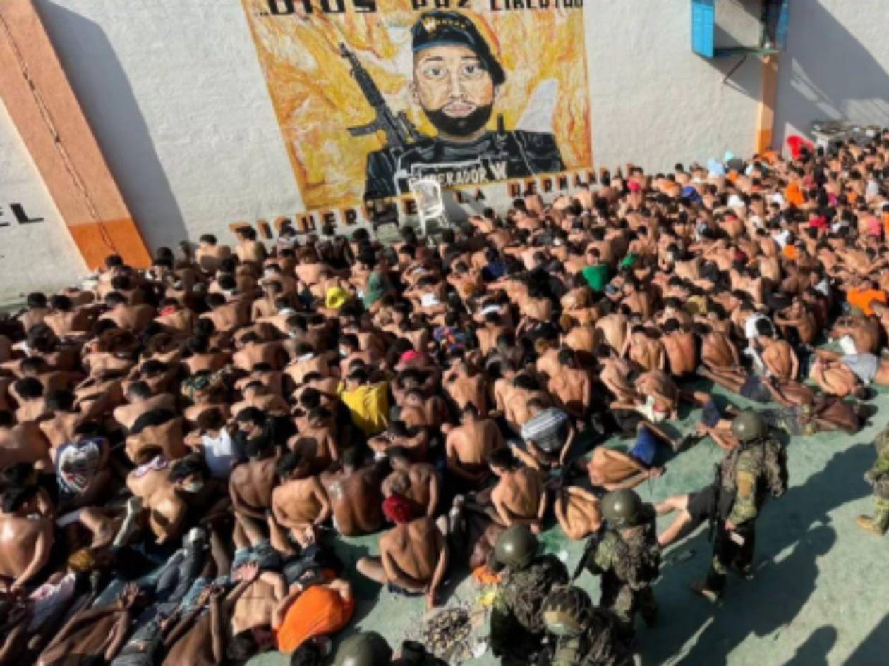 Ecuador traslada reclusos peligrosos a Guayaquil en operación de seguridad