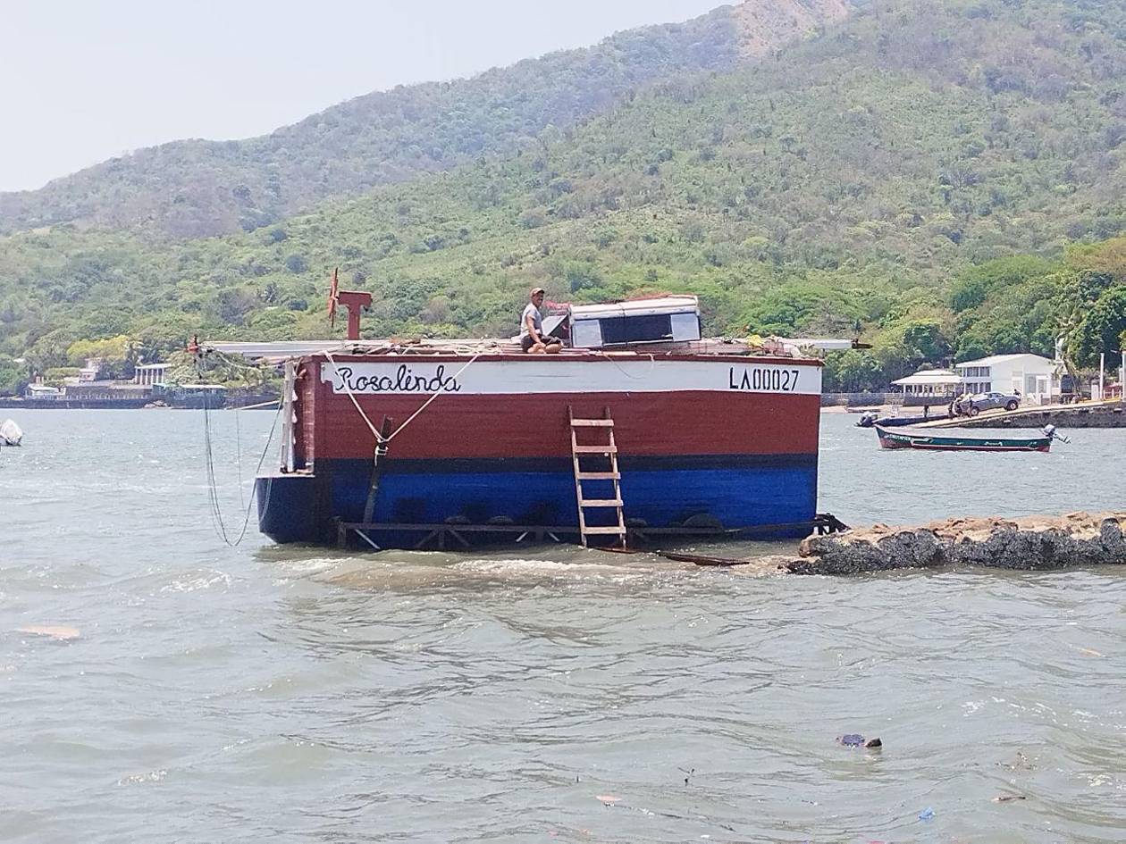 El velero Rosalinda no está hundido, sino flotando, aclara alcalde de Amapala
