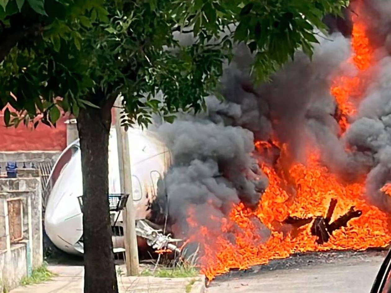 ¡Terror en el aire! Así se estrelló el avión privado que pretendía aterrizar en el  aeropuerto San Fernando, Argentina