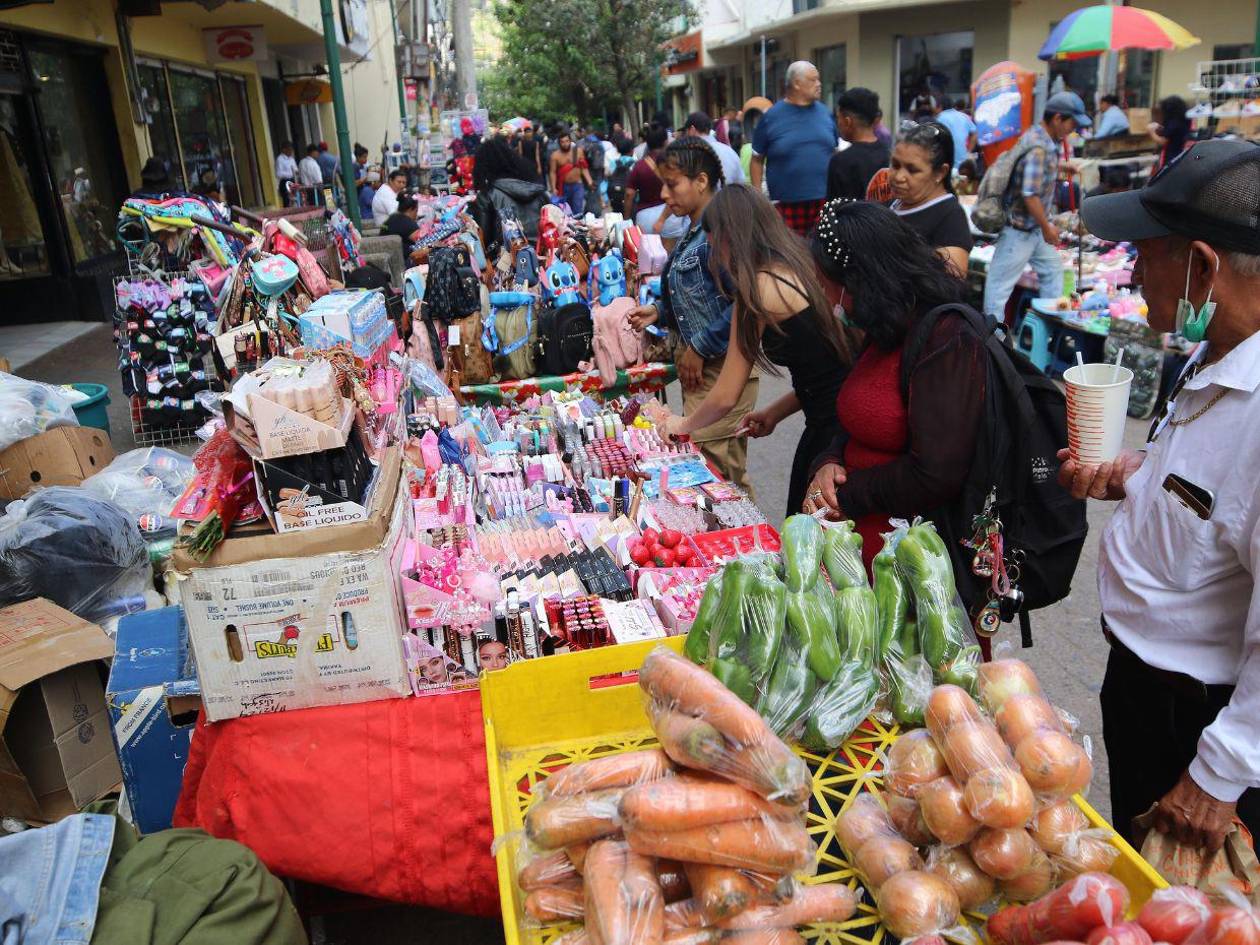 Más de 300 vendedores instalan sus ventas en el centro histórico de Tegucigalpa