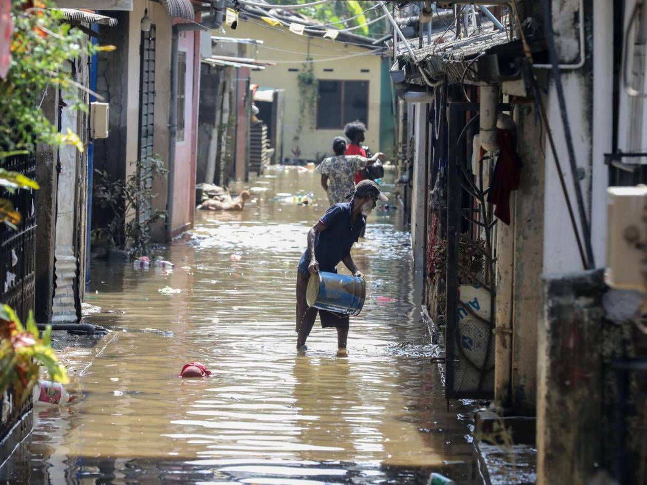 Ascienden a 921 los fallecidos por las inundaciones en Indonesia