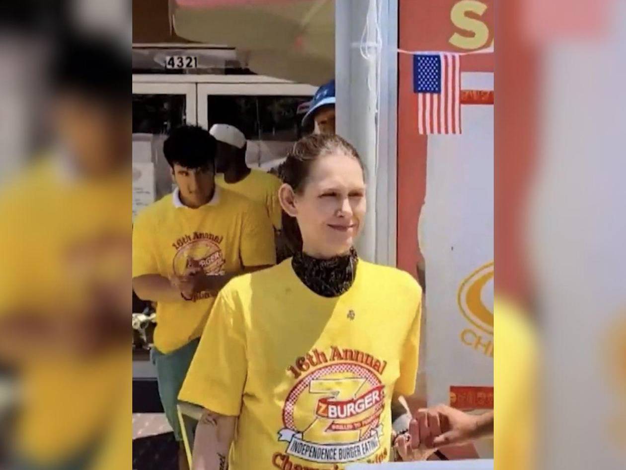 Estadounidense bate récord al comer 40 hamburguesas en 10 minutos por Día de Independencia